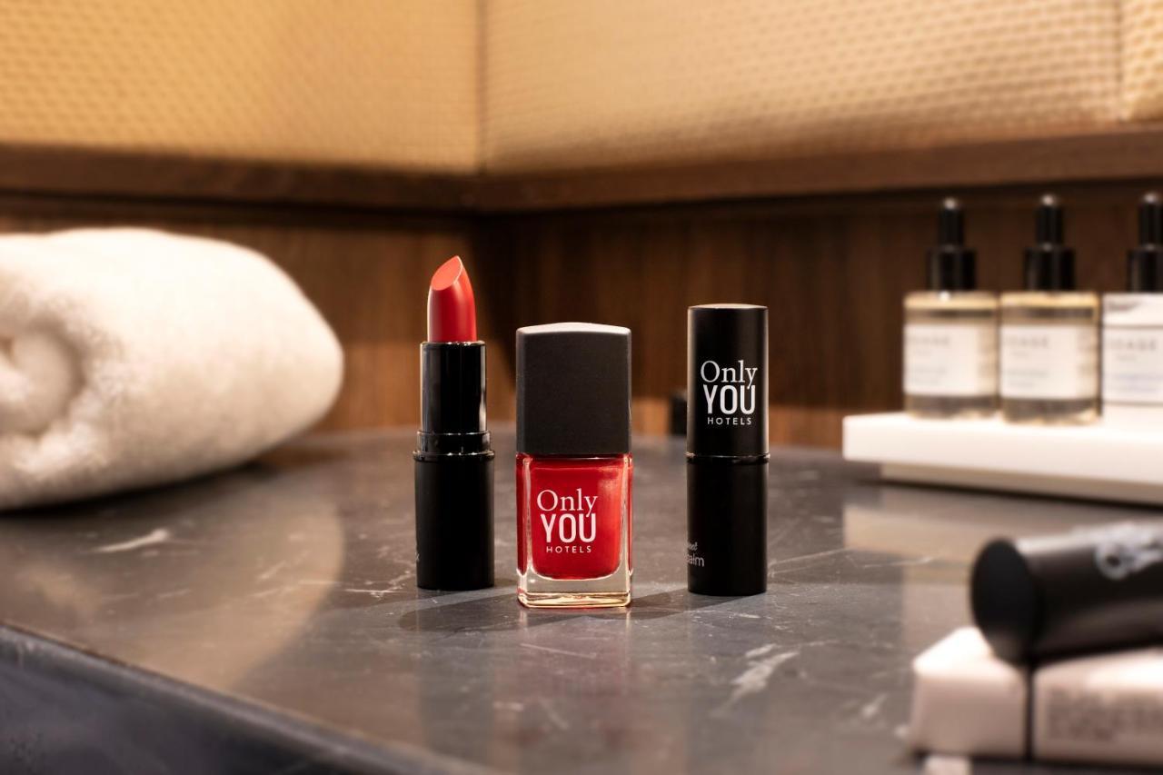 Only You Hotel Valencia Bagian luar foto Only You Woman