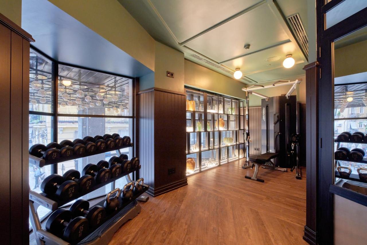 Only You Hotel Valencia Bagian luar foto The gym at the hotel