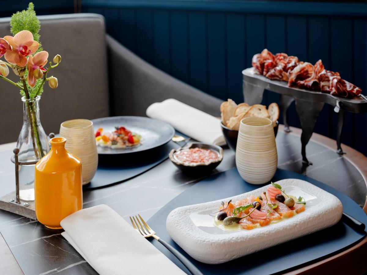 Only You Hotel Valencia Bagian luar foto Ceviche at the restaurant