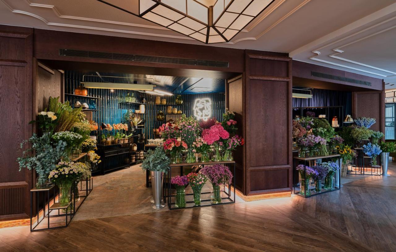 Only You Hotel Valencia Bagian luar foto The Flower Bar at The St. Regis Mumbai