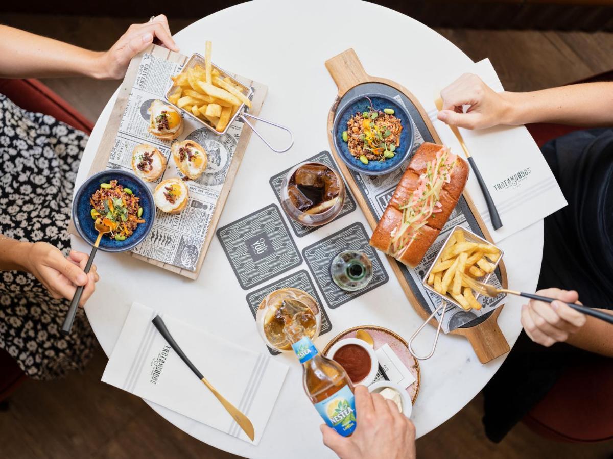 Only You Hotel Valencia Bagian luar foto A selection of dishes at the restaurant