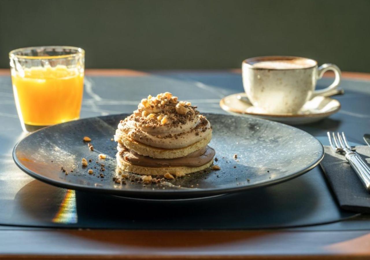 Only You Hotel Valencia Bagian luar foto A chocolate and orange mousse