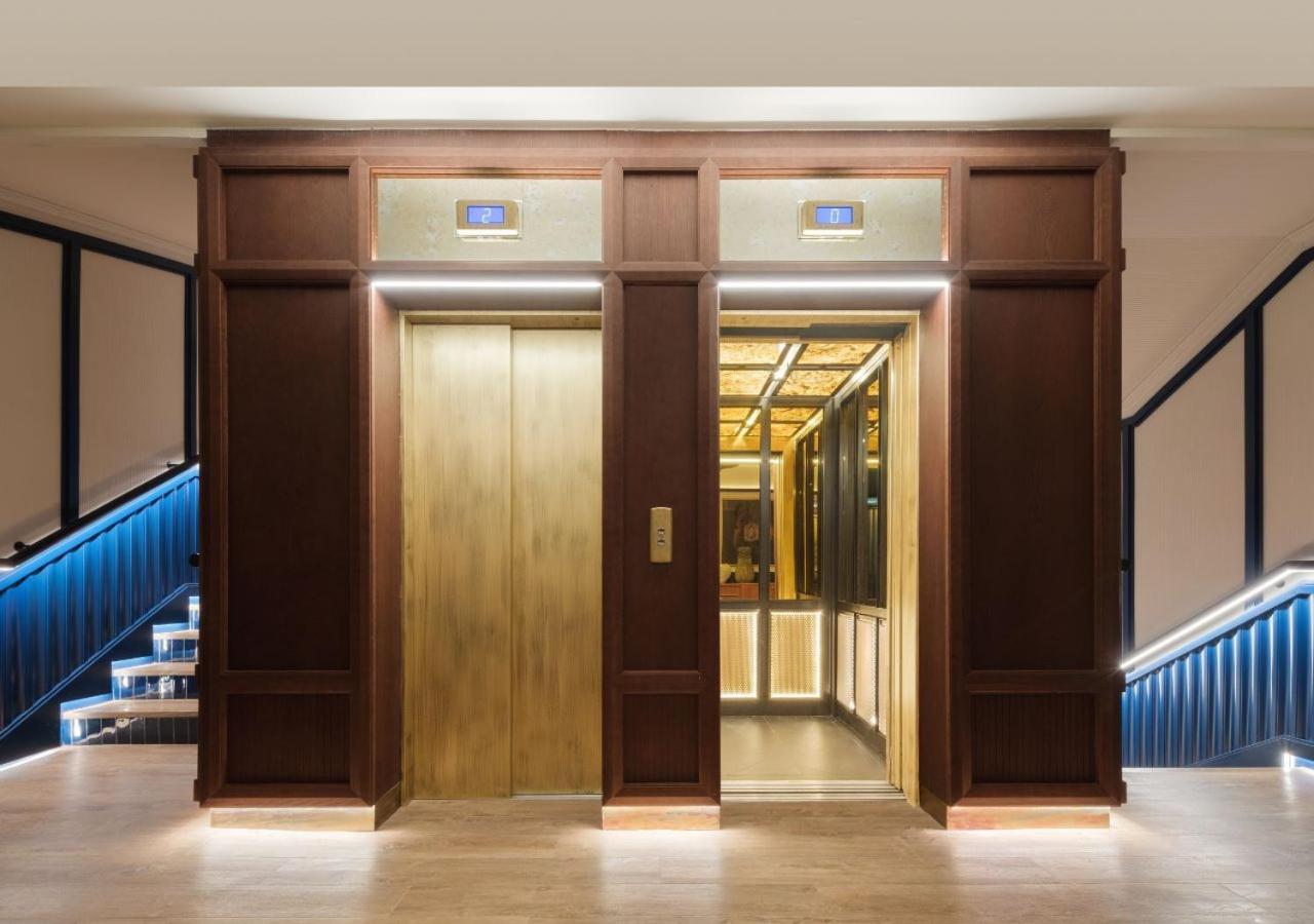 Only You Hotel Valencia Bagian luar foto A residential elevator