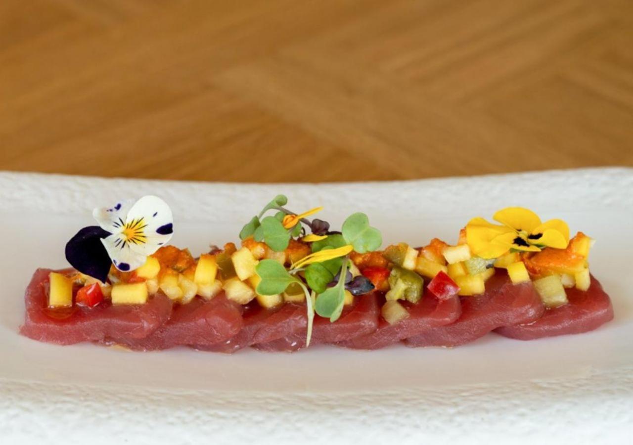 Only You Hotel Valencia Bagian luar foto A dish of edible flowers
