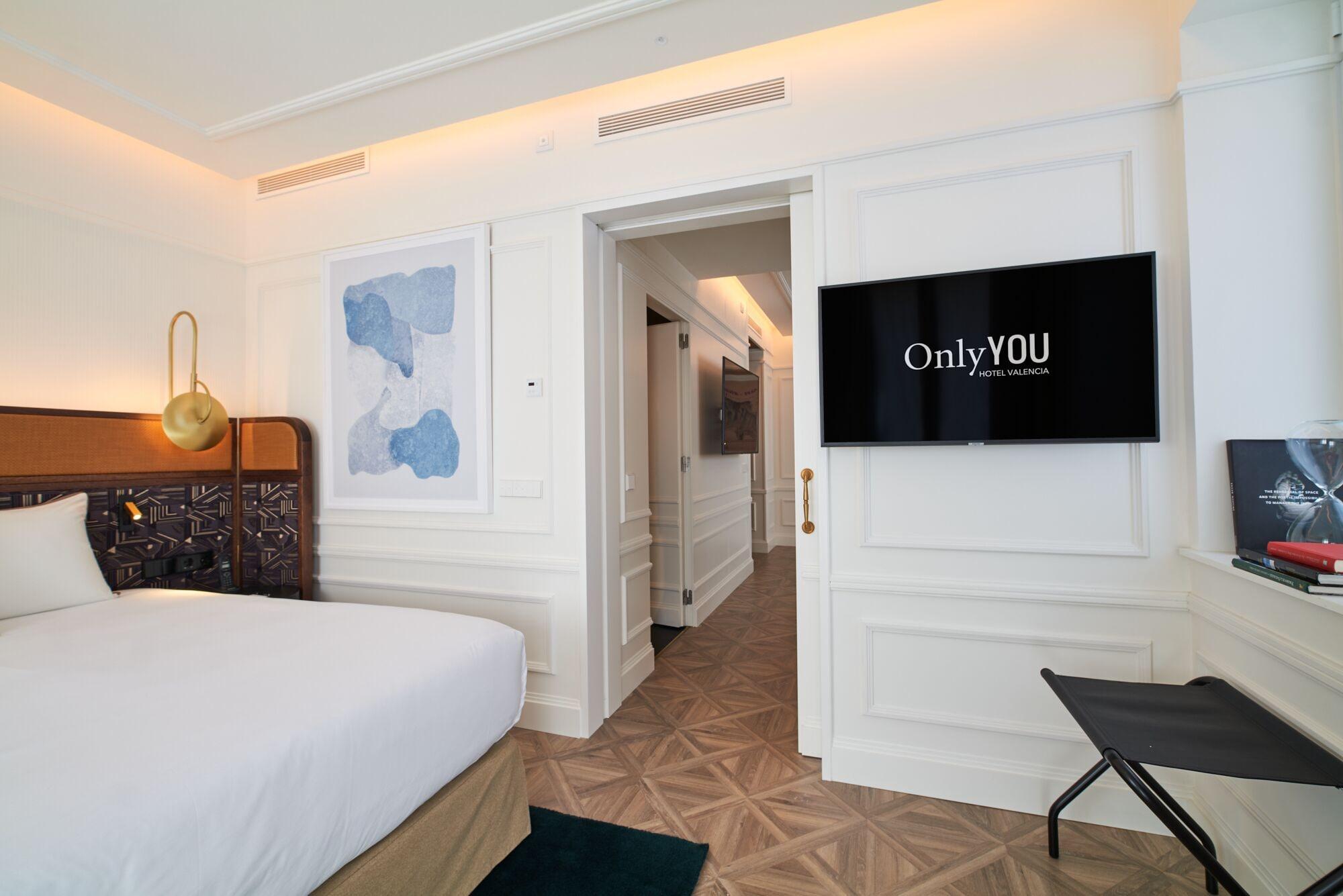 Only You Hotel Valencia Bagian luar foto A room at the hotel