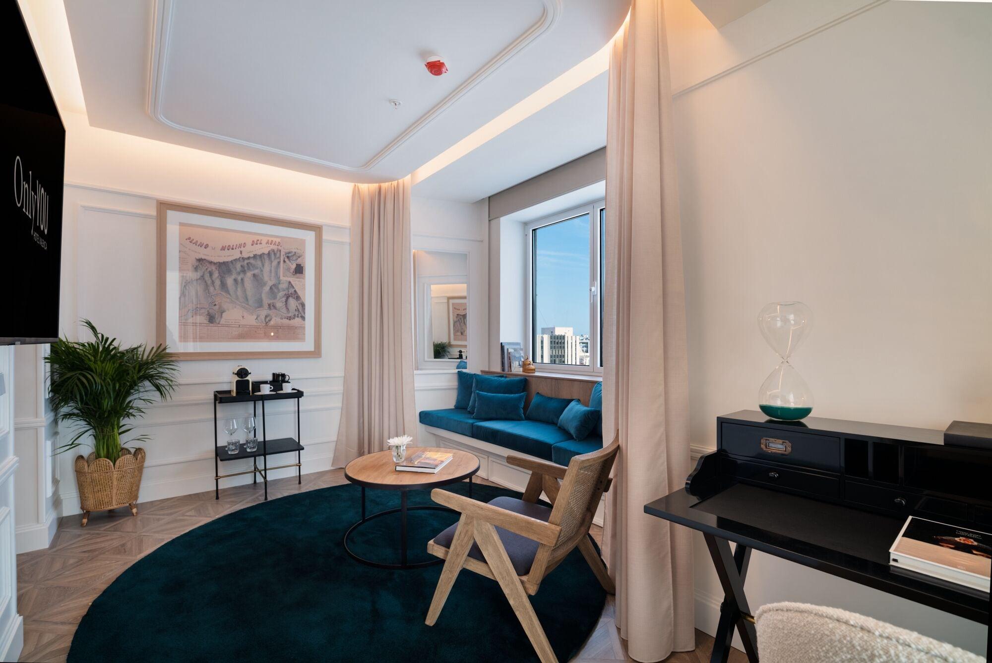 Only You Hotel Valencia Bagian luar foto A suite at the hotel