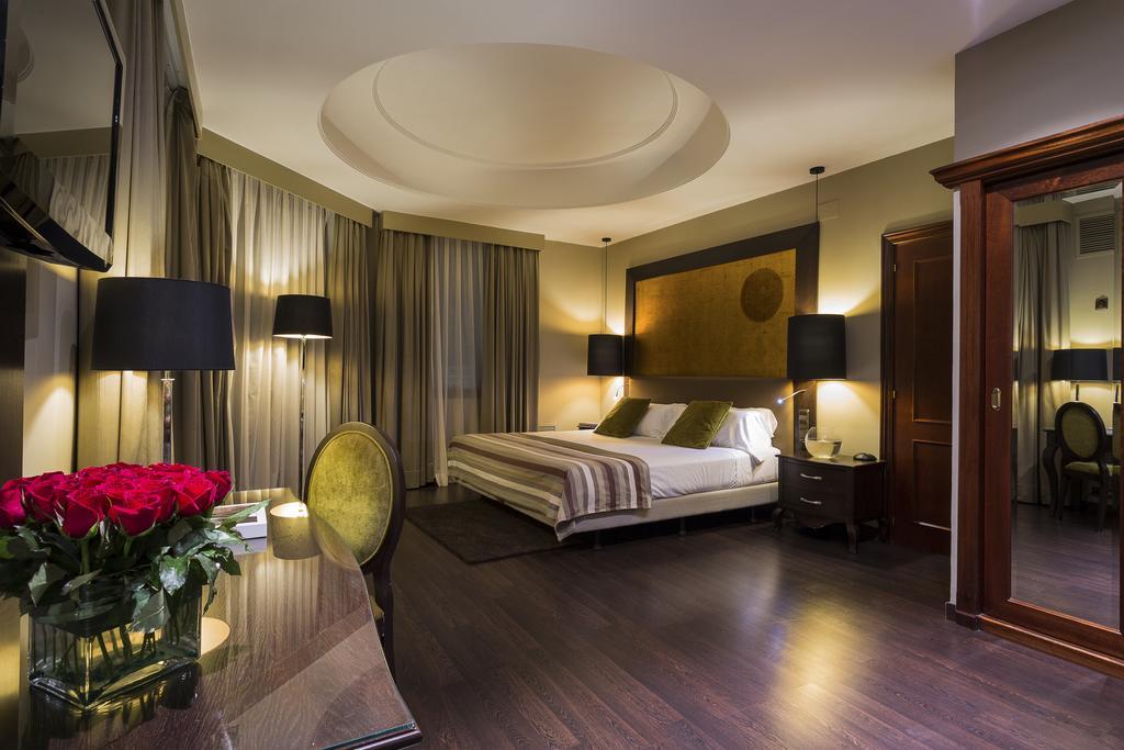 Only You Hotel Valencia Bagian luar foto Suite