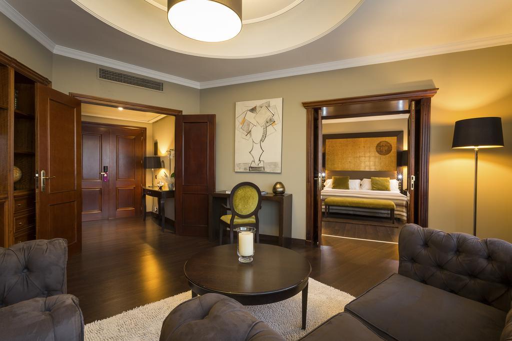 Only You Hotel Valencia Bagian luar foto Suite at the Grand Hotel