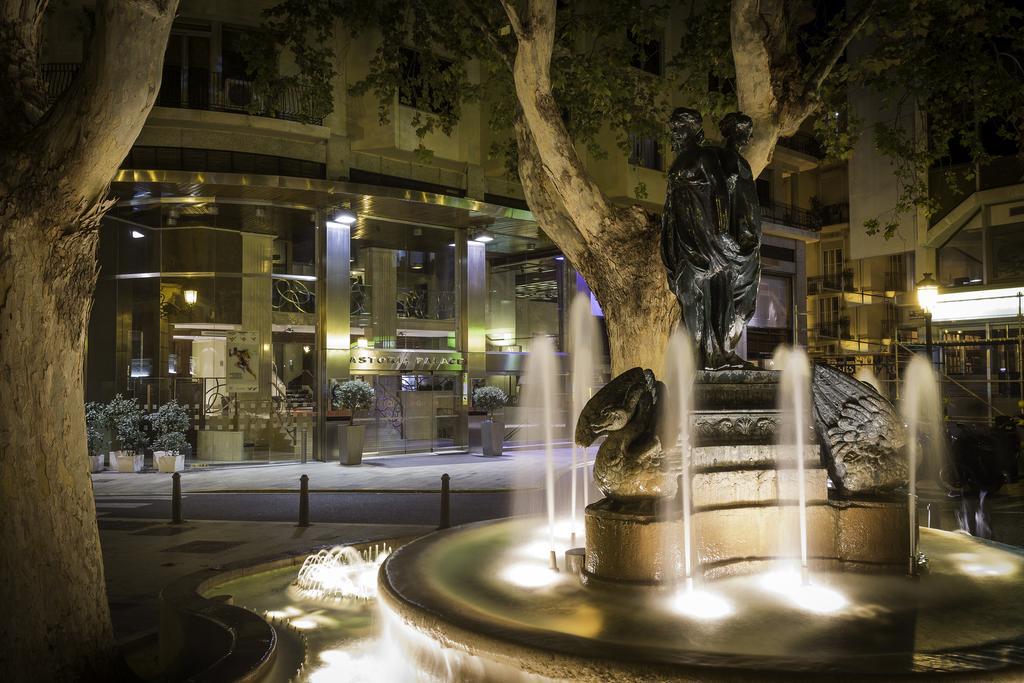 Only You Hotel Valencia Bagian luar foto Fountain at the Four Seasons Hotel