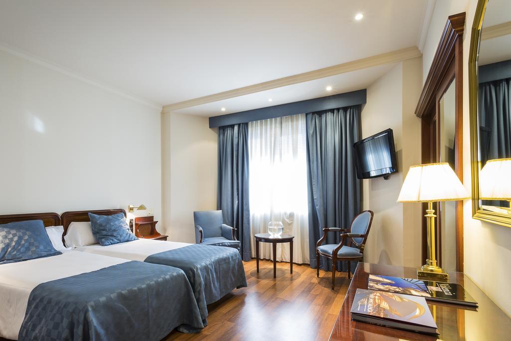 Only You Hotel Valencia Bagian luar foto A room at the hotel