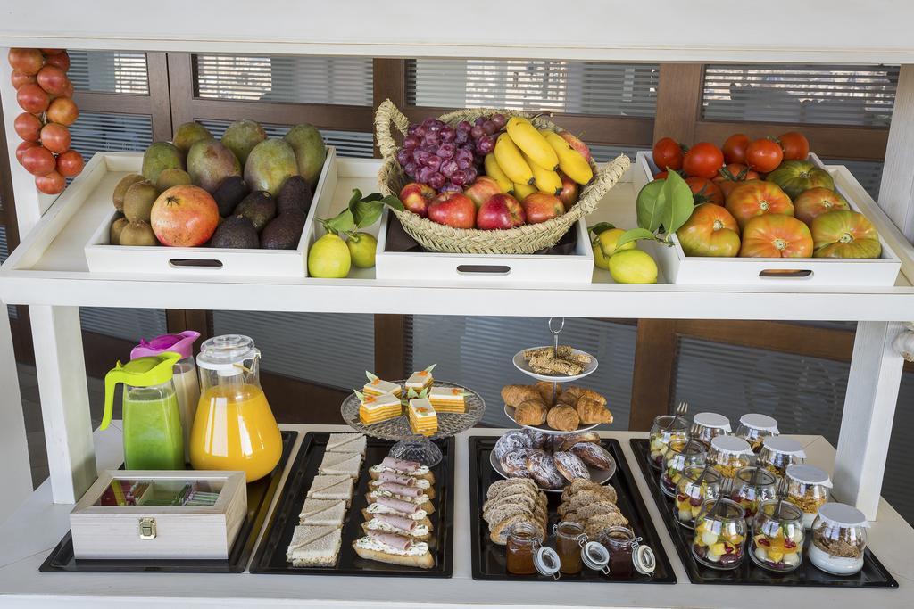 Only You Hotel Valencia Bagian luar foto A buffet with fruit and sweets